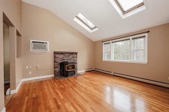 Building Photo - 81 Orchard Path Rd