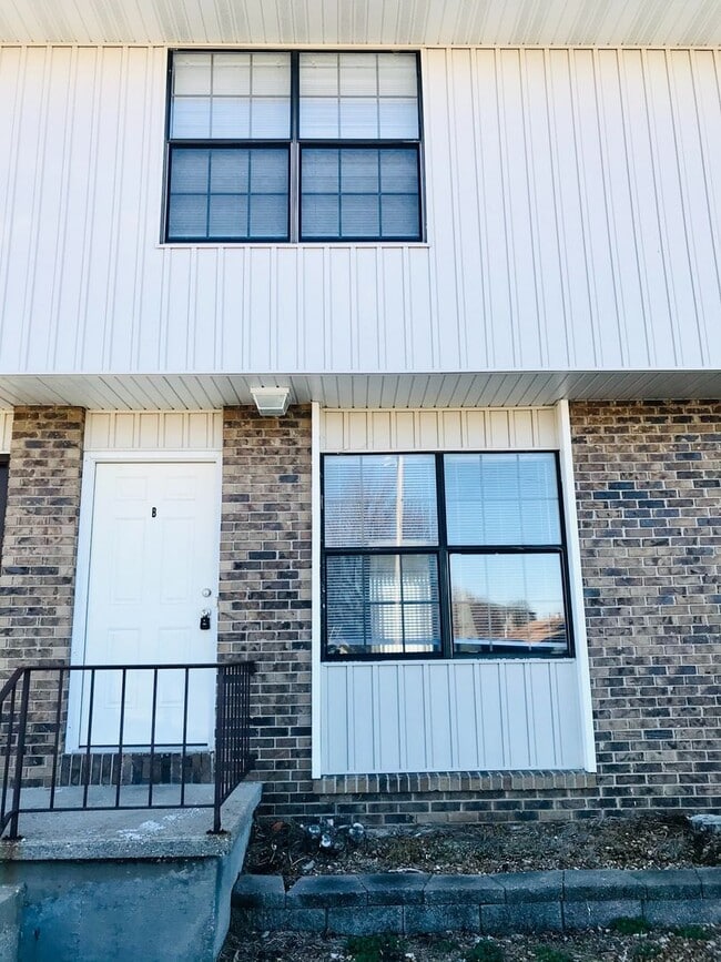 Building Photo - 2 Bedroom 1.5 bathroom Townhome