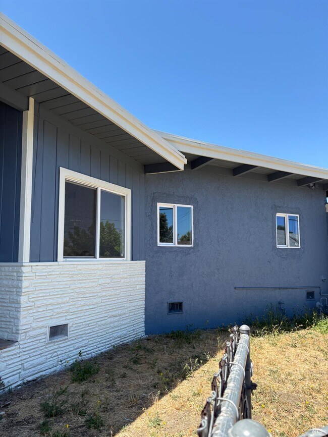 Building Photo - 2228 Georgia St