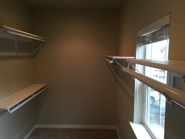 Building Photo - 724 Edgewood Pl