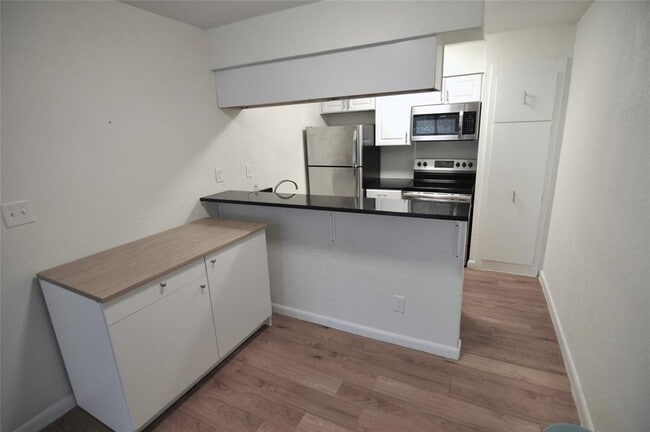 Building Photo - 2207 Leon St