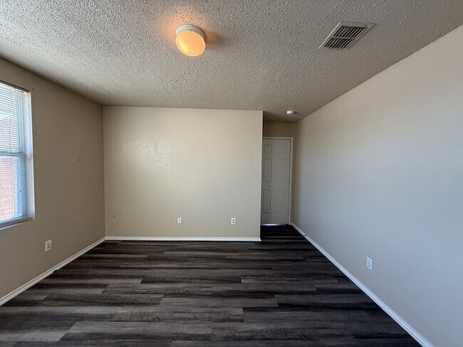 Building Photo - 3625 Clydesdale Dr