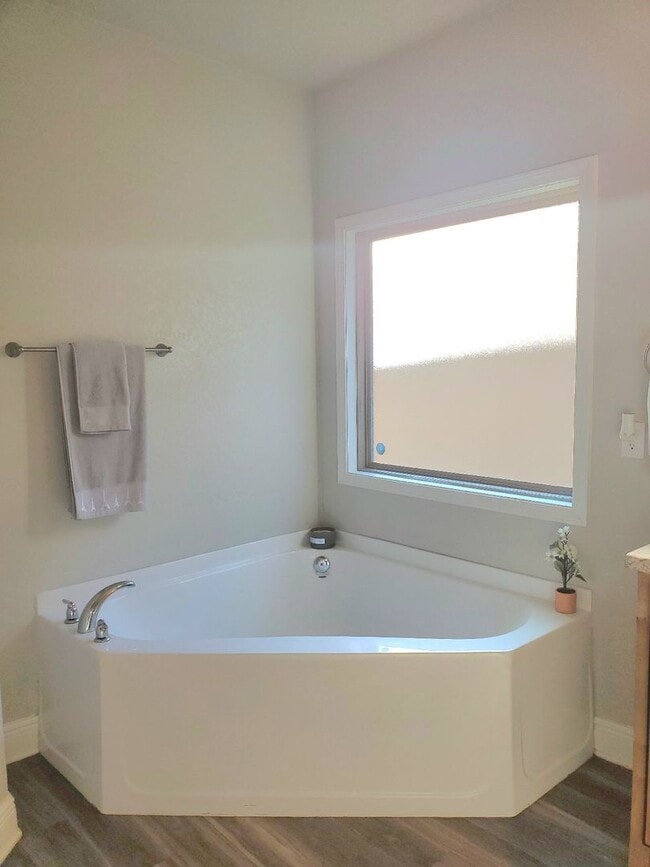 Building Photo - Spacious Open-Concept Home with New Fenced Backyard