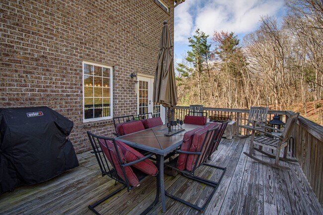 Building Photo - Spacious Home with Hot Tub, Fenced Yard an...