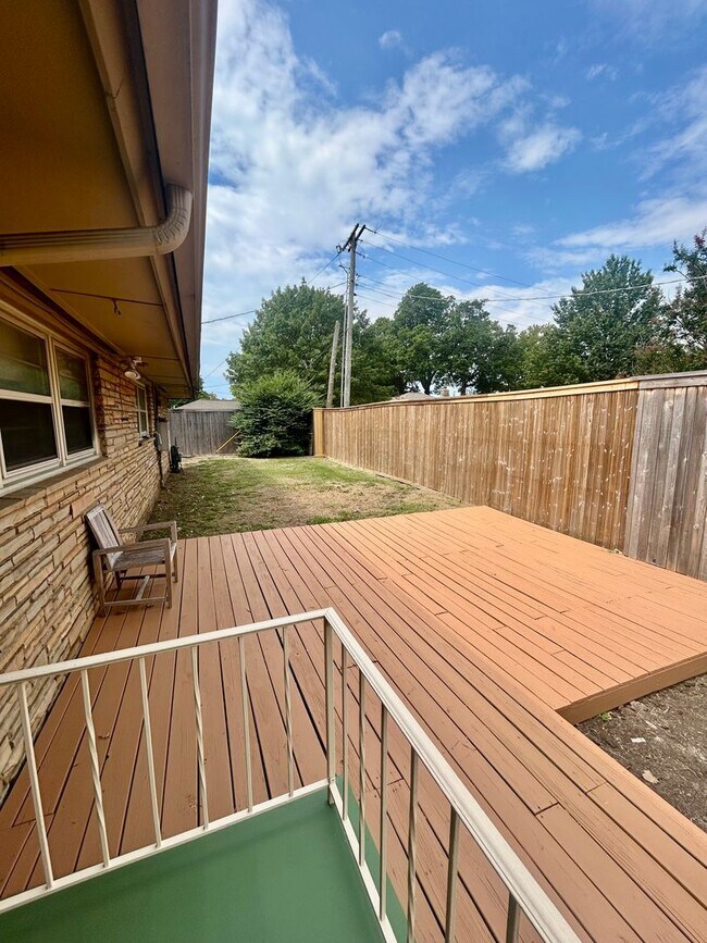 Building Photo - Great ranch style home located on a large ...