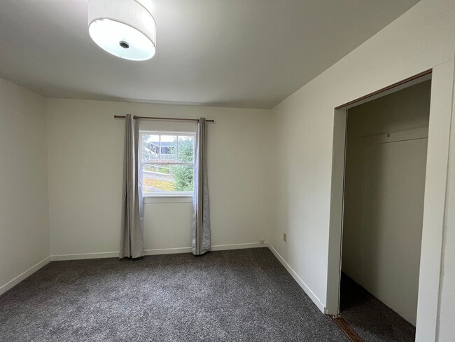 Building Photo - Well located 3/1, garage, laundry room, HU...