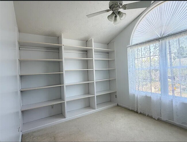 Building Photo - 611 Buttercup Dr