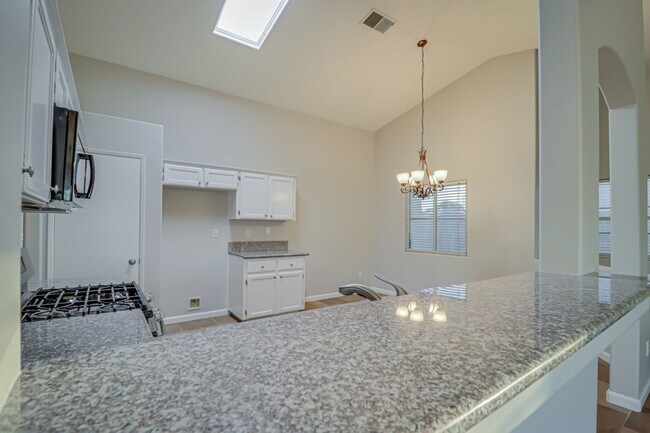 Building Photo - Home in NW Bakersfield!