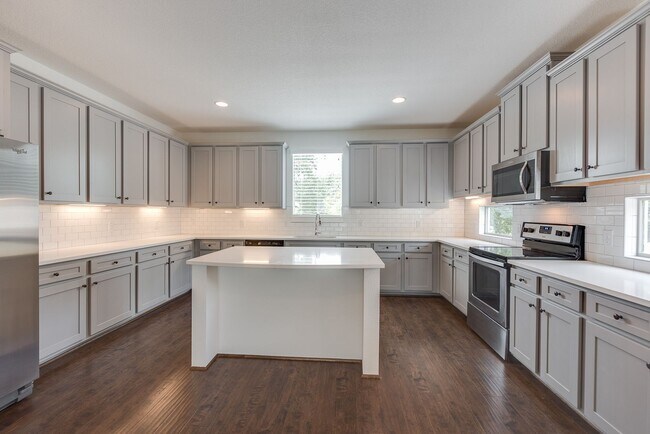 Building Photo - * MOVE IN SUMMER 7/23/2027 * 5 Bed 5.5 Bath Lubbock 1 Block to TCU Neeley Building