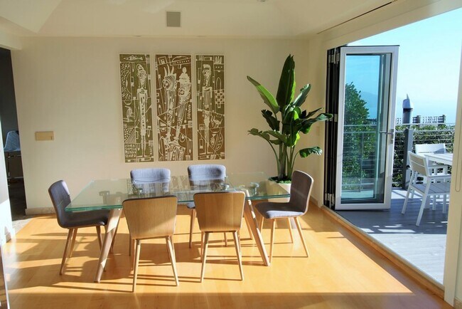 Building Photo - Beautiful Home w/ Stunning Views from Every Room!