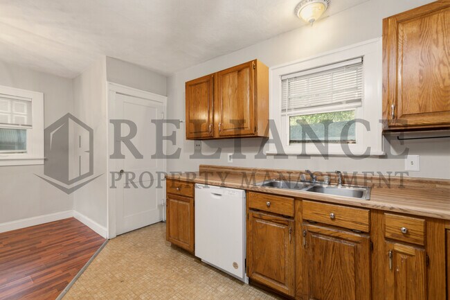 Building Photo - 703 S Grove Dr