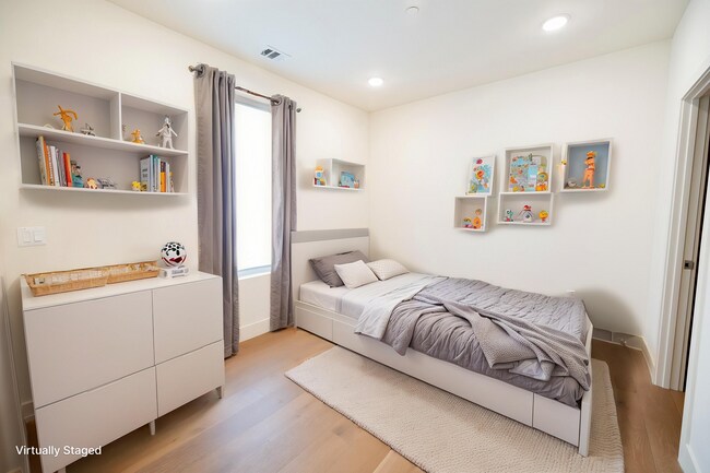 Building Photo - 2000 N Beachwood Dr