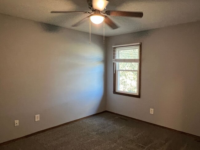 Building Photo - AVAILABLE NOW! Walking Distance to Silver Springs Park