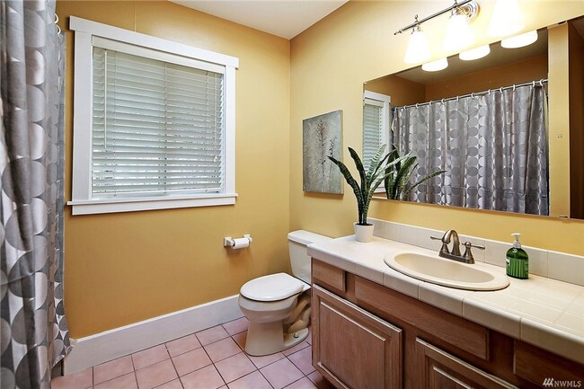 Building Photo - Bellevue 4 bd 2.5 bath house close to Micr...