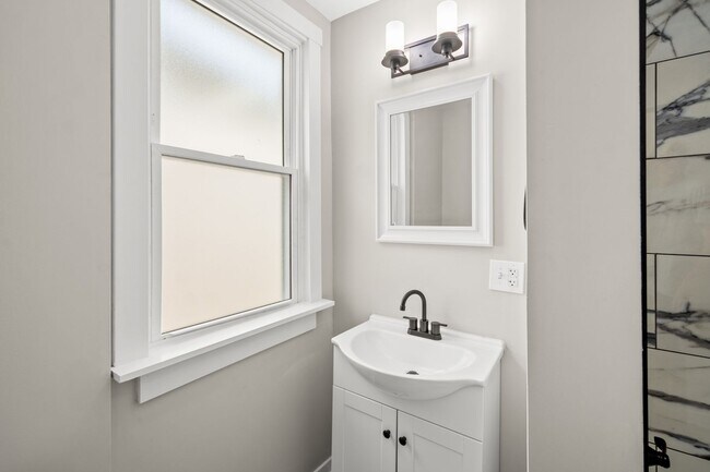Building Photo - Stunning 2 bedroom home in Carrick availab...
