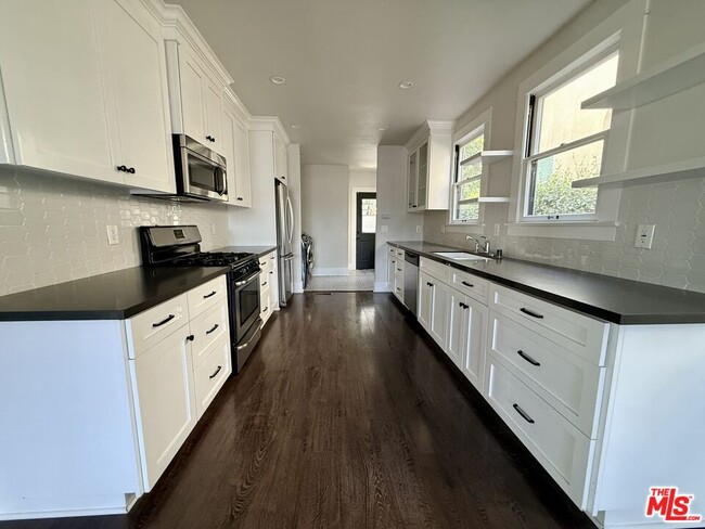 Building Photo - 854 Serrano Pl