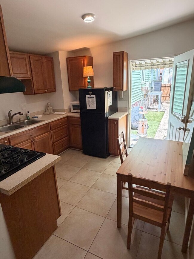 Building Photo - 1BD/Studio in Gated Property w/ Shared Courtyard