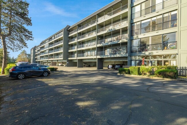 Building Photo - 1 month free!! Sweet 1/1 condo in Lake Oswego with covered parking and storage included!
