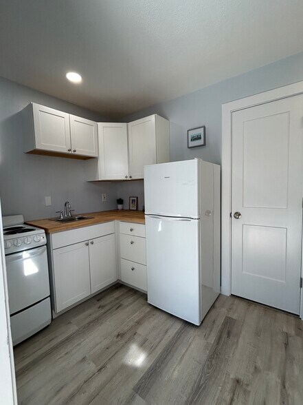 Building Photo - 3219 Roscoe Ave