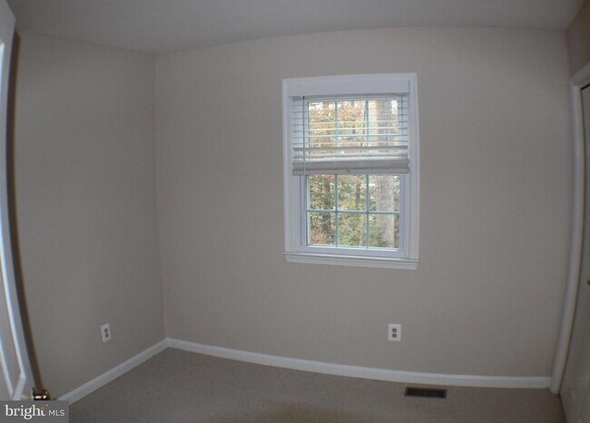 Building Photo - 5584 Queen Victoria Ct