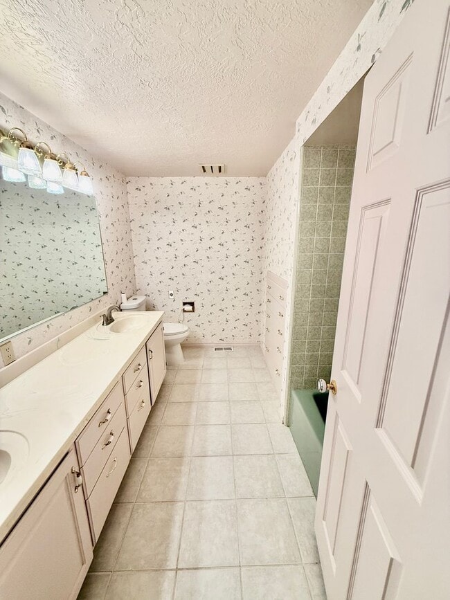Building Photo - Distinctive and Spacious 5-BR Home in Bloomington