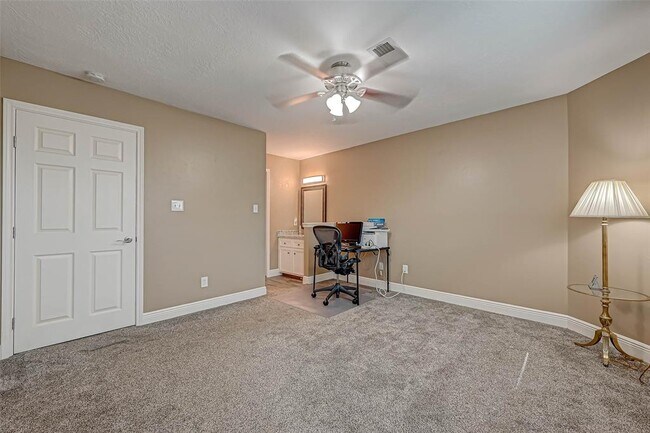 Building Photo - 502 Birdsong Dr