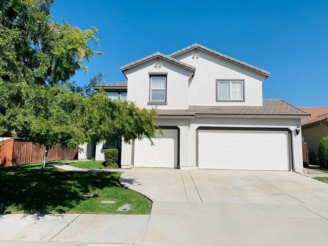 Primary Photo - Large 4 bedroom home for lease in the hear...