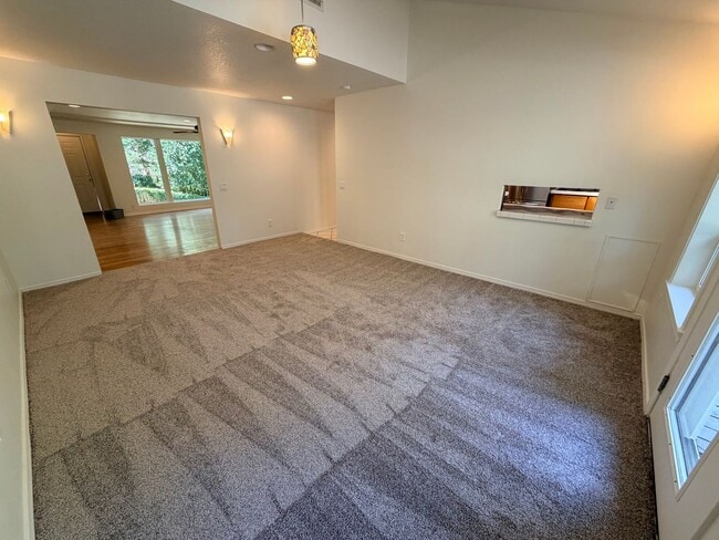 Building Photo - 9938 SW Terwilliger Blvd