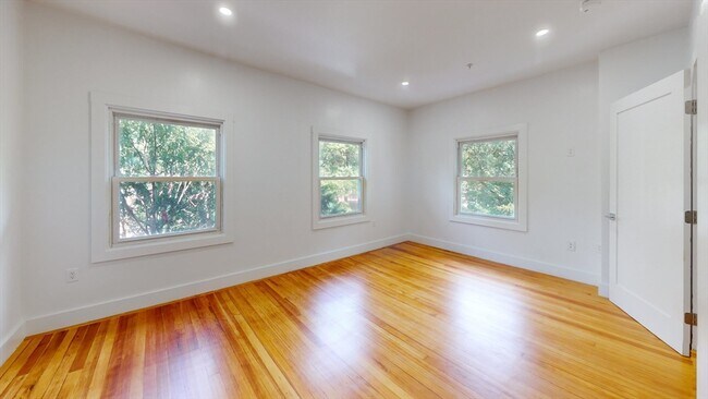 Building Photo - 21 Regent Cir