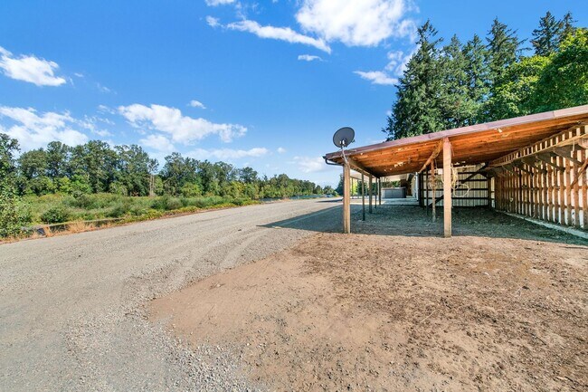 Building Photo - 39601 Santiam Bluffs Rd NE