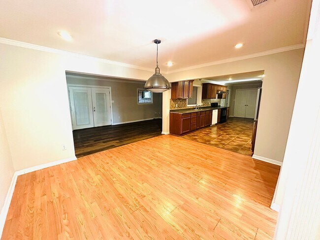 Building Photo - 2046 Shadywood Ln