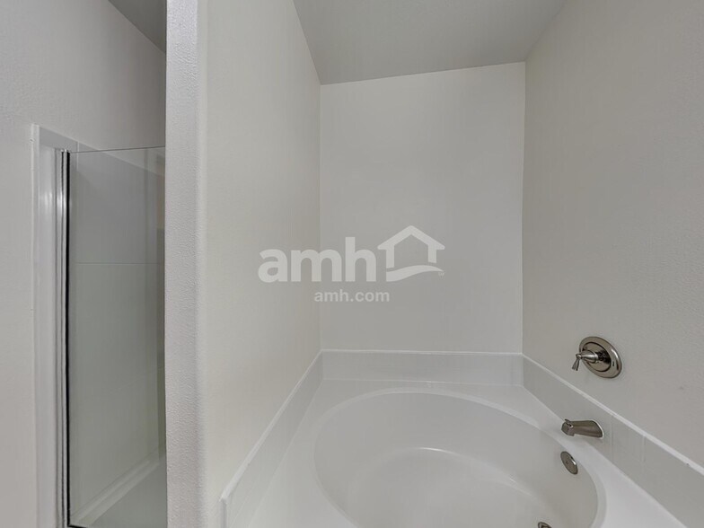 Building Photo - 2037 Vanamen Ct