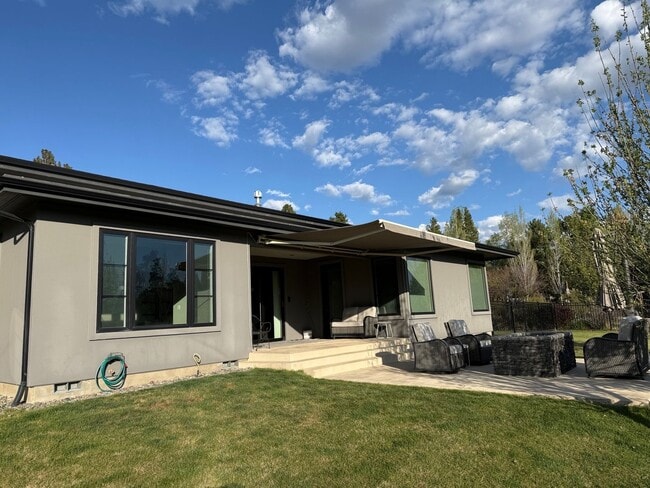 Building Photo - Beautiful and Spacious 3 Bed/2.5 Bath Home on 0.46 Acre Lot in SE Bend