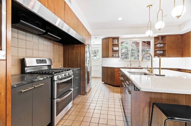 Building Photo - 2730 Glenhurst Ave