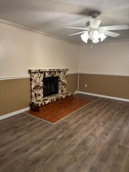 Building Photo - 605 Van Buren Ave