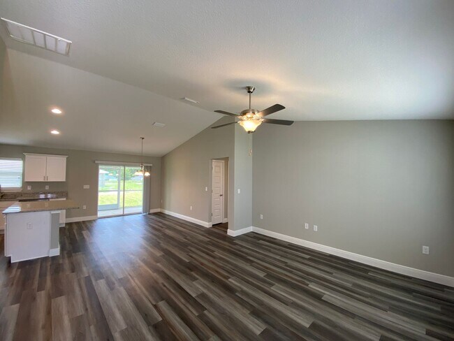 Building Photo - 13 Poplar Ln