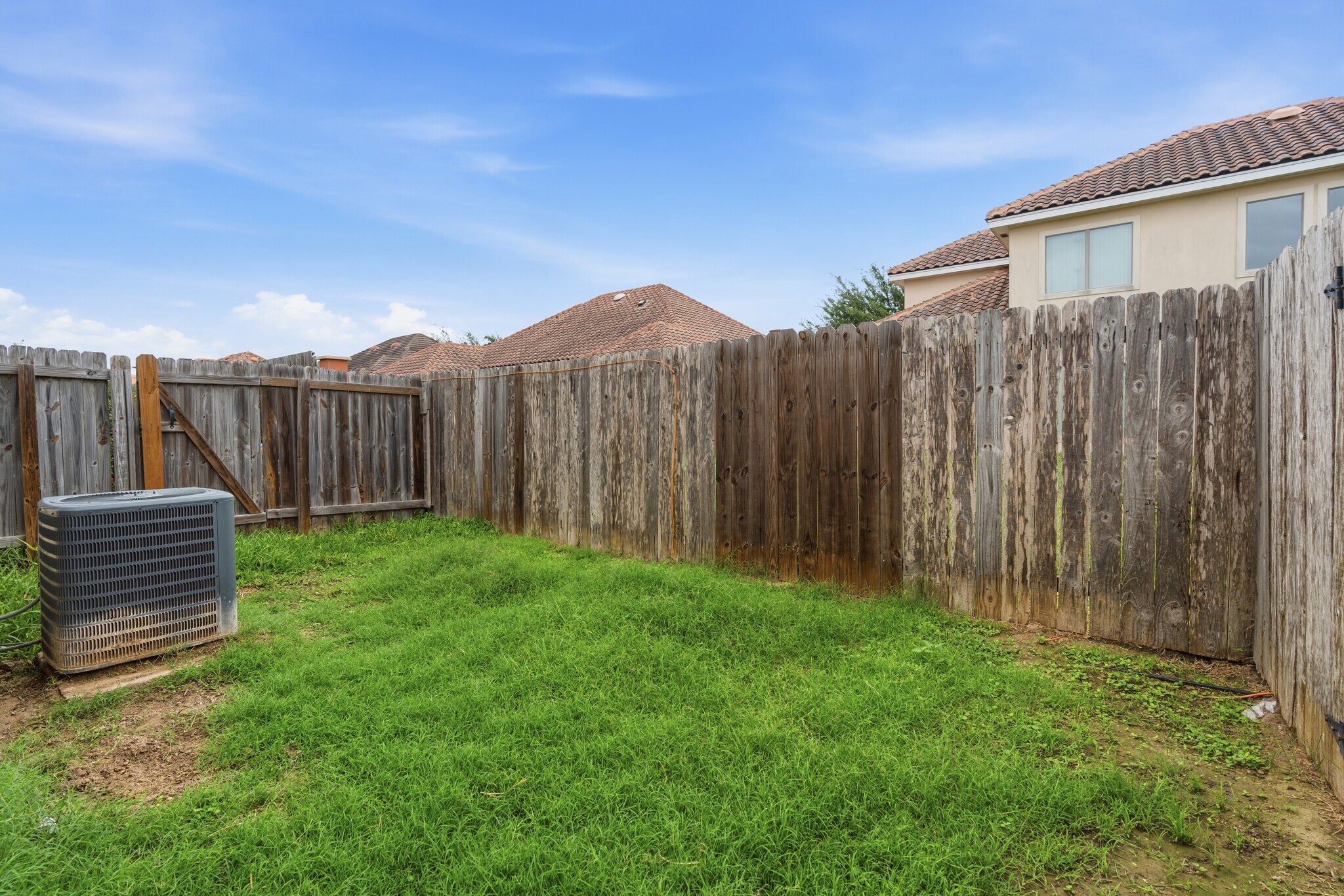 Building Photo - 722 Wellington Ave