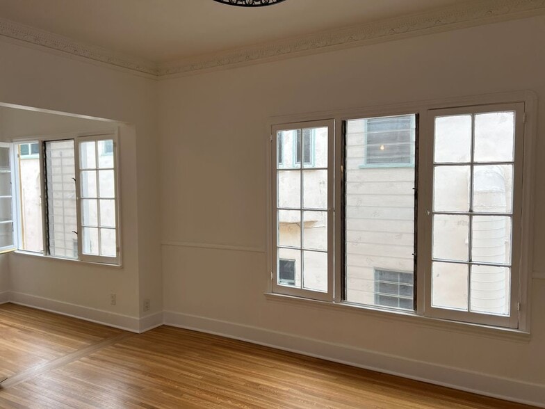 Building Photo - 926 S Curson Ave