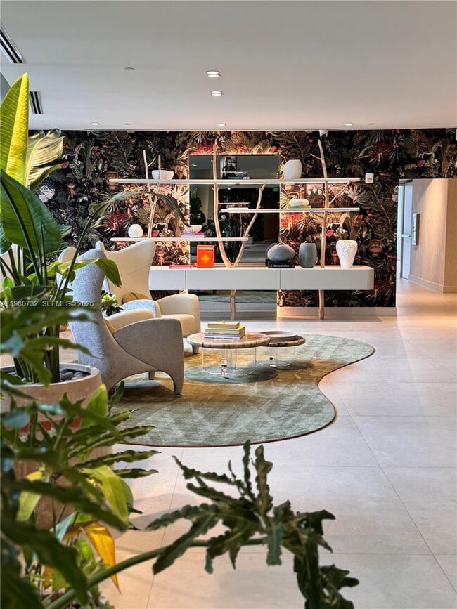 Building Photo - 700 NE 24th St