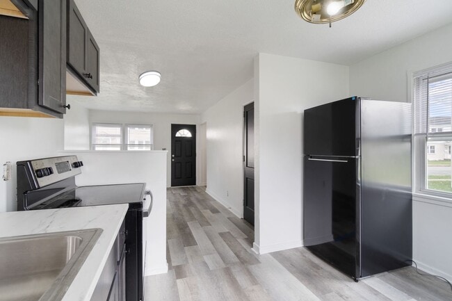Building Photo - Now Pre-leasing: 4BR Townhouses in Scenic ...