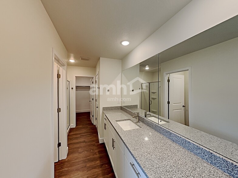 Building Photo - 2415 E Surry Way