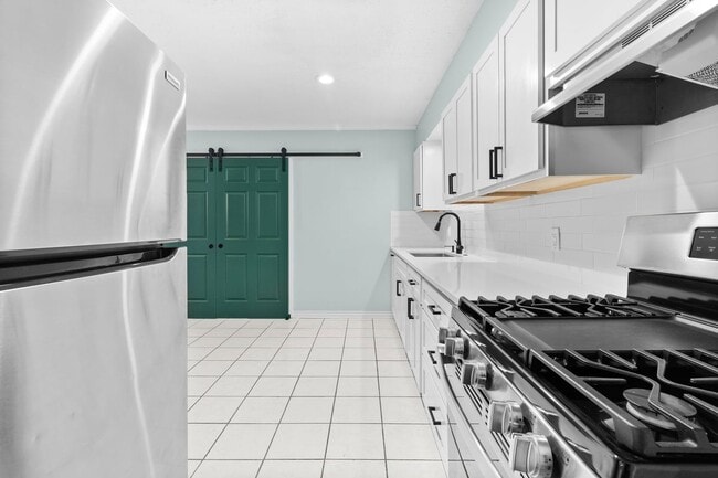 Building Photo - 527 Lively Dr