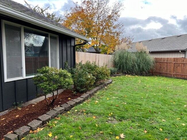 Building Photo - Beautiful 3 bedroom 2 bath house in Eugene!  $500 OFF YOUR FIRST MONTH'S RENT!