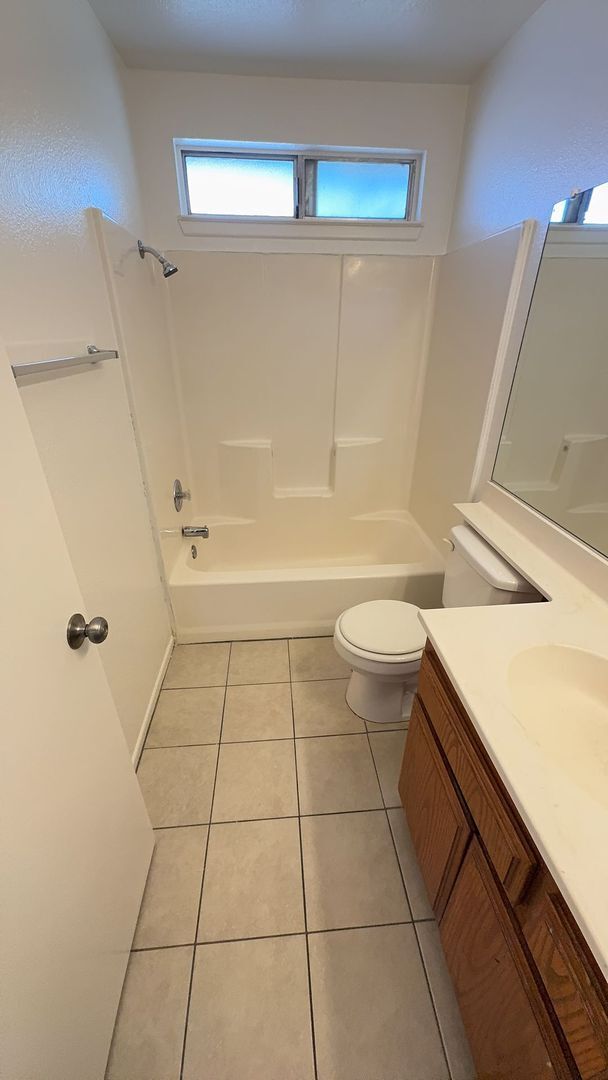 Building Photo - NEWLY UPDATED APPLE VALLEY HOME