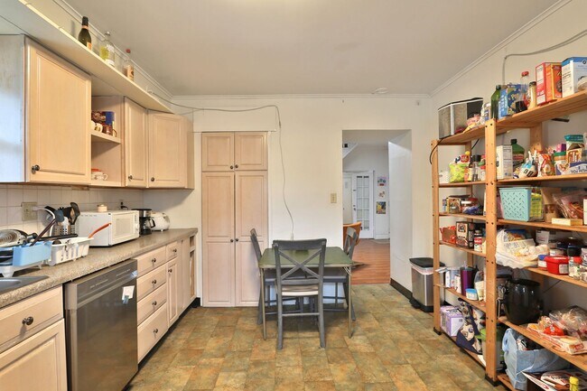 Building Photo - 4-5 BR HOUSE on Frambes close to High St / Short term lease available