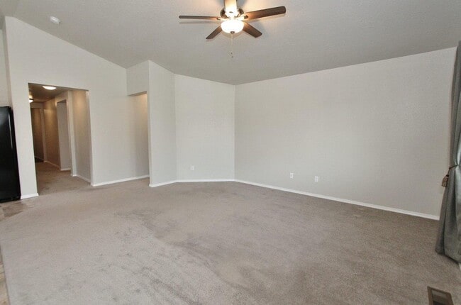 Building Photo - Clean Single-Level Home