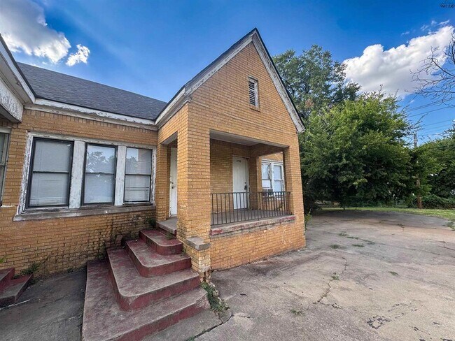Building Photo - 1205 Austin St