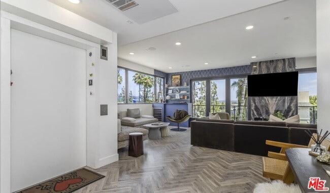 Building Photo - 137 N Doheny Dr