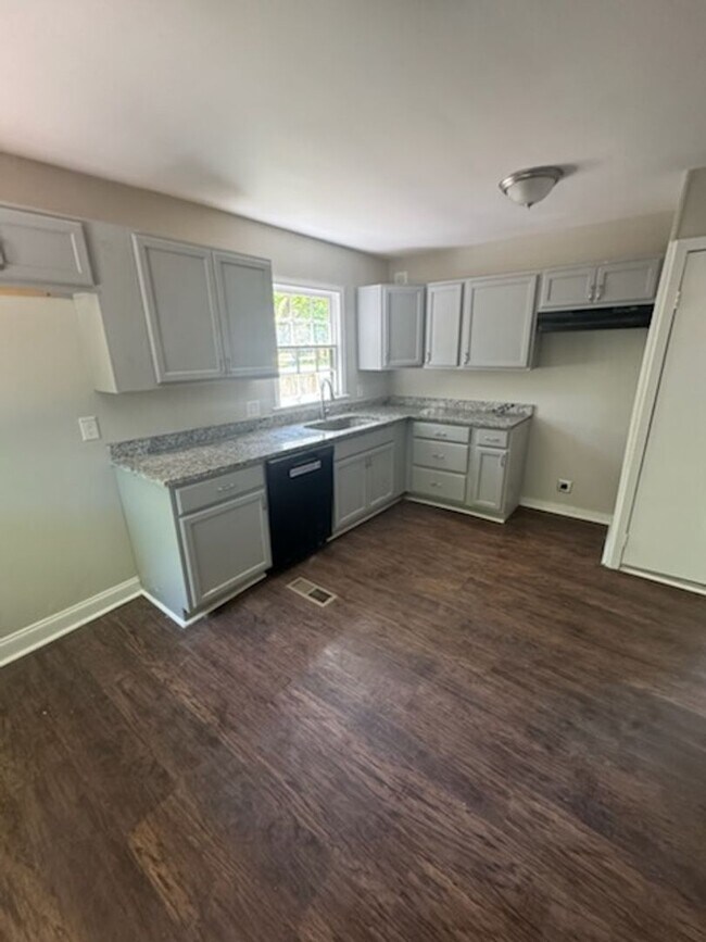 Building Photo - Spacious 3-Bedroom Home with 1-Car Garage