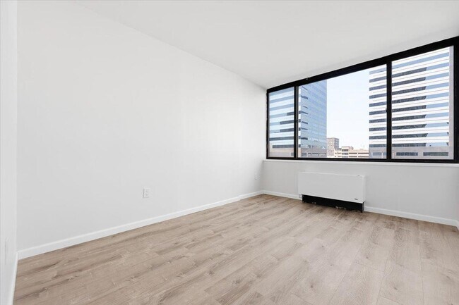 Building Photo - 45 River Dr S